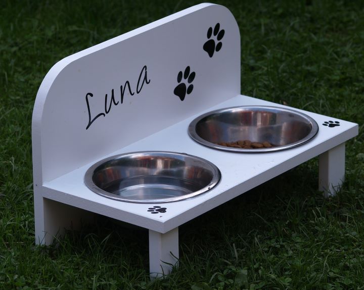 Outside pet food bowls