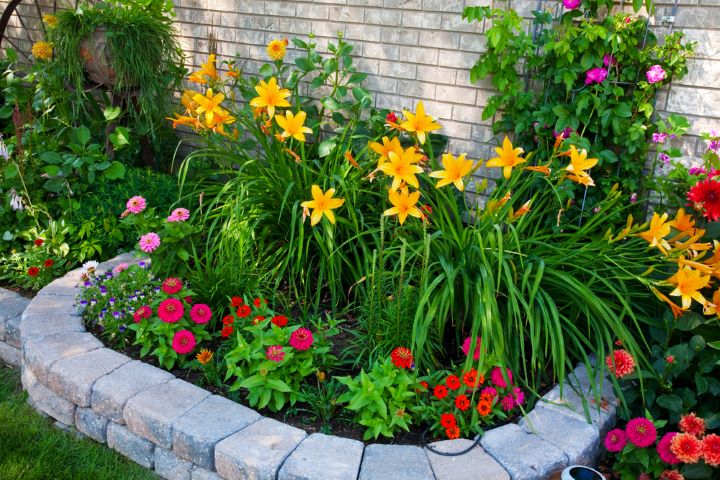 Flower bed with stone borden