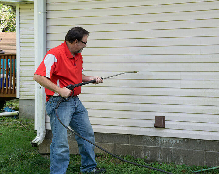 cleaning siding of a house