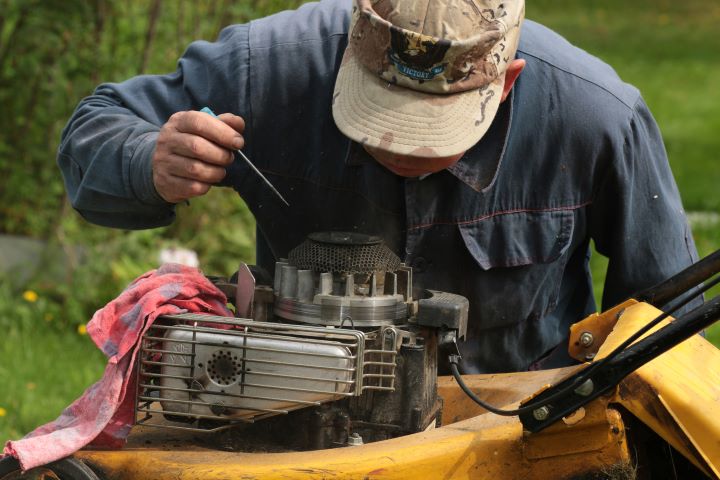 Lawnmower engine